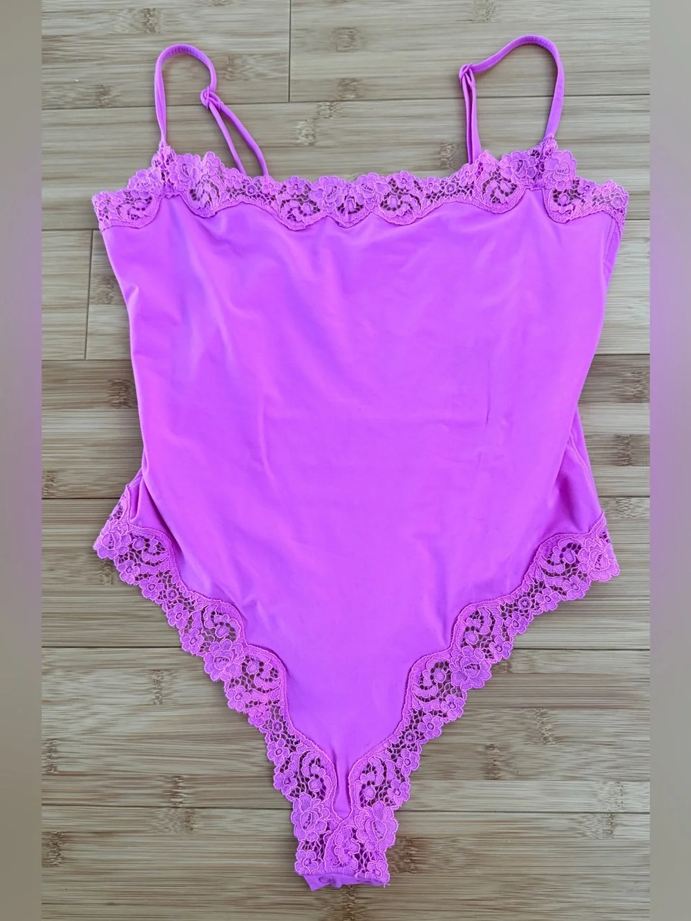 New! SKIMS Fits Everybody Lace Trim Cami Bodysuit pink medium